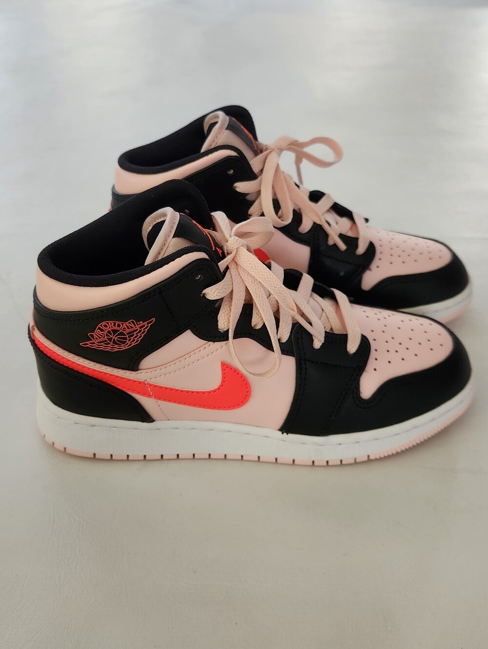 Nike Air Jordan 1 Mid (GS) Sneakers